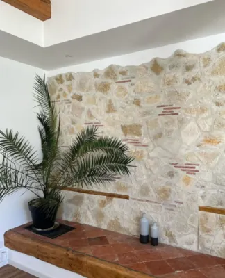 Création d’un banc et d’un mur en matériaux de récupération intégrant la brique de Toulouse