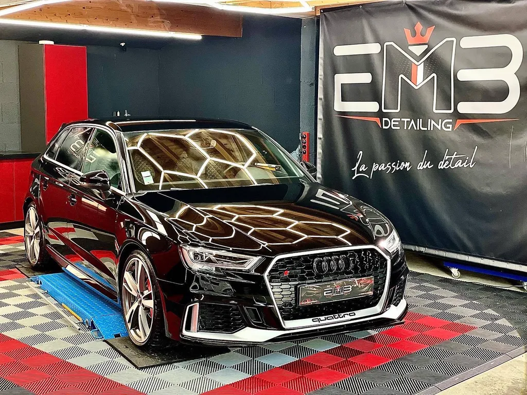 Rénovation de carrosserie abimée et rayée d'une Audi RS3 à La Tour de Salvagny