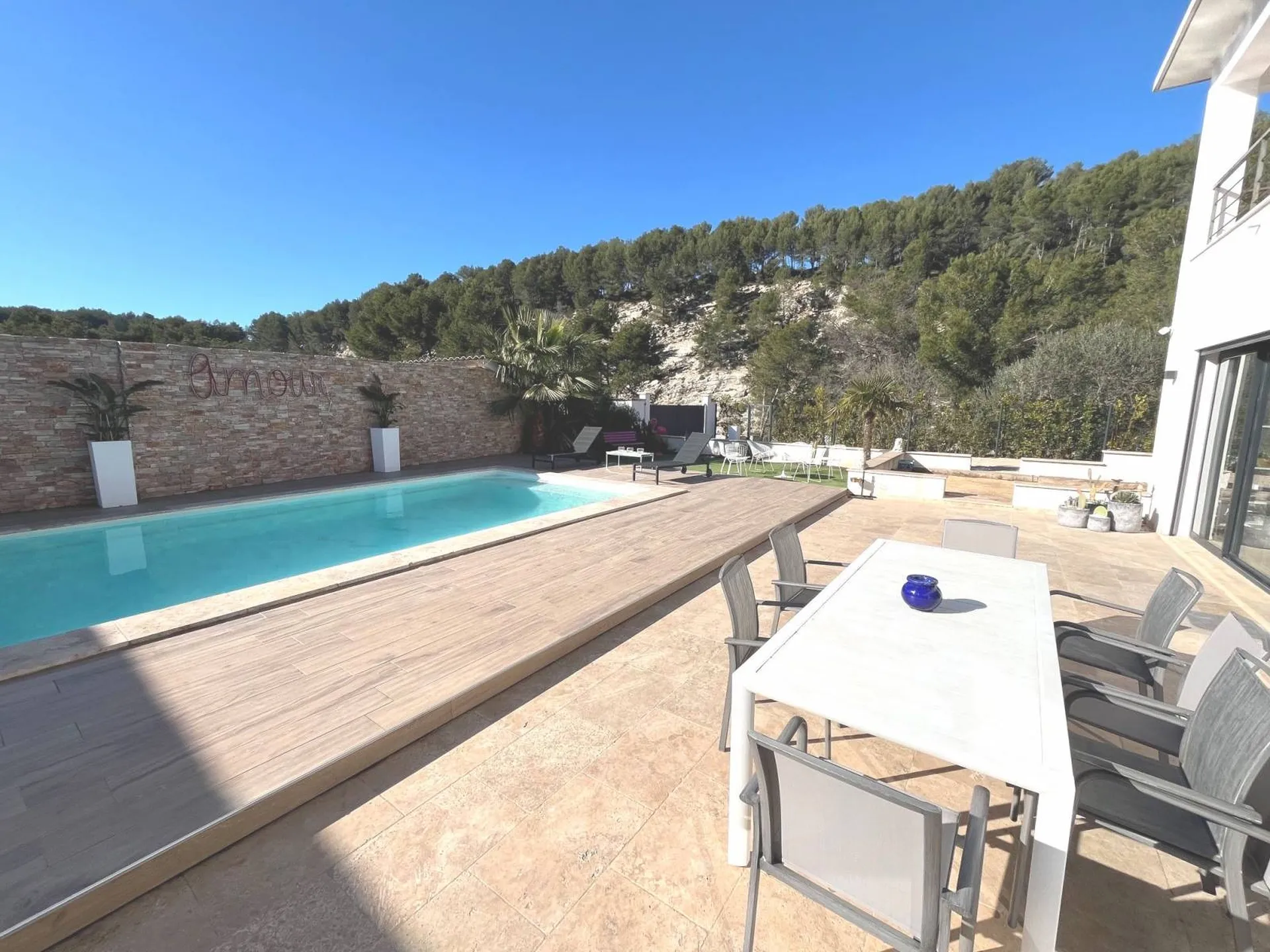 A vendre villa moderne Roquefort la Bédoule proche Cassis, composée de deux logements, piscine, pool house et deux garages doubles 