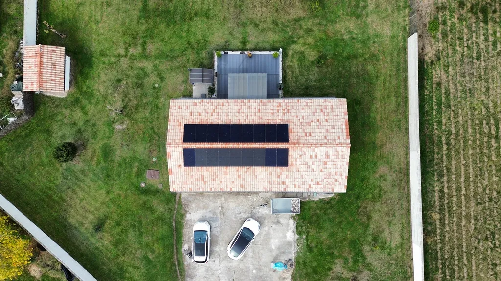 Fourniture et pose de panneaux solaires : l'installation Est/Ouest pour maximiser l'autoconsommation
