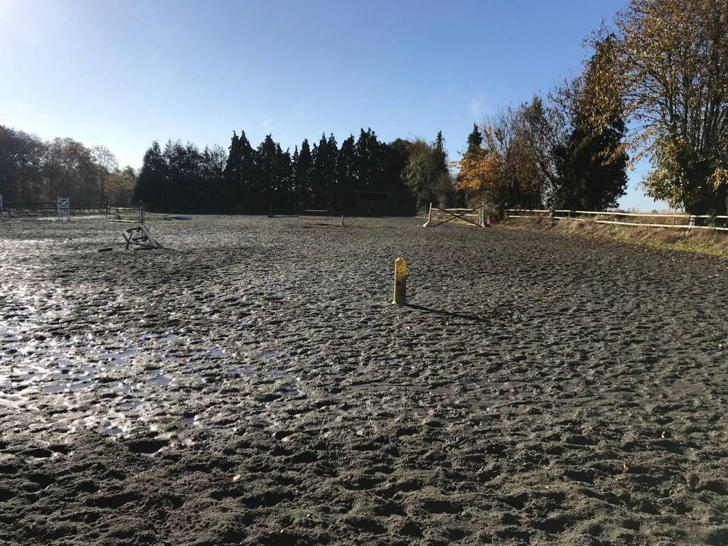 A l'achat hars de qualité avec maison et ses dépendances sur un terrain d'environ 14 Hectares à 15 minutes de Cormeilles 27260