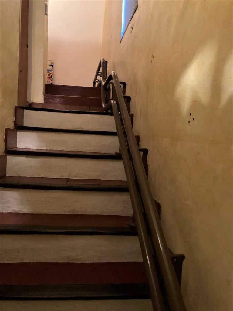 le double rail une fois fixé à sa faible distance du mur