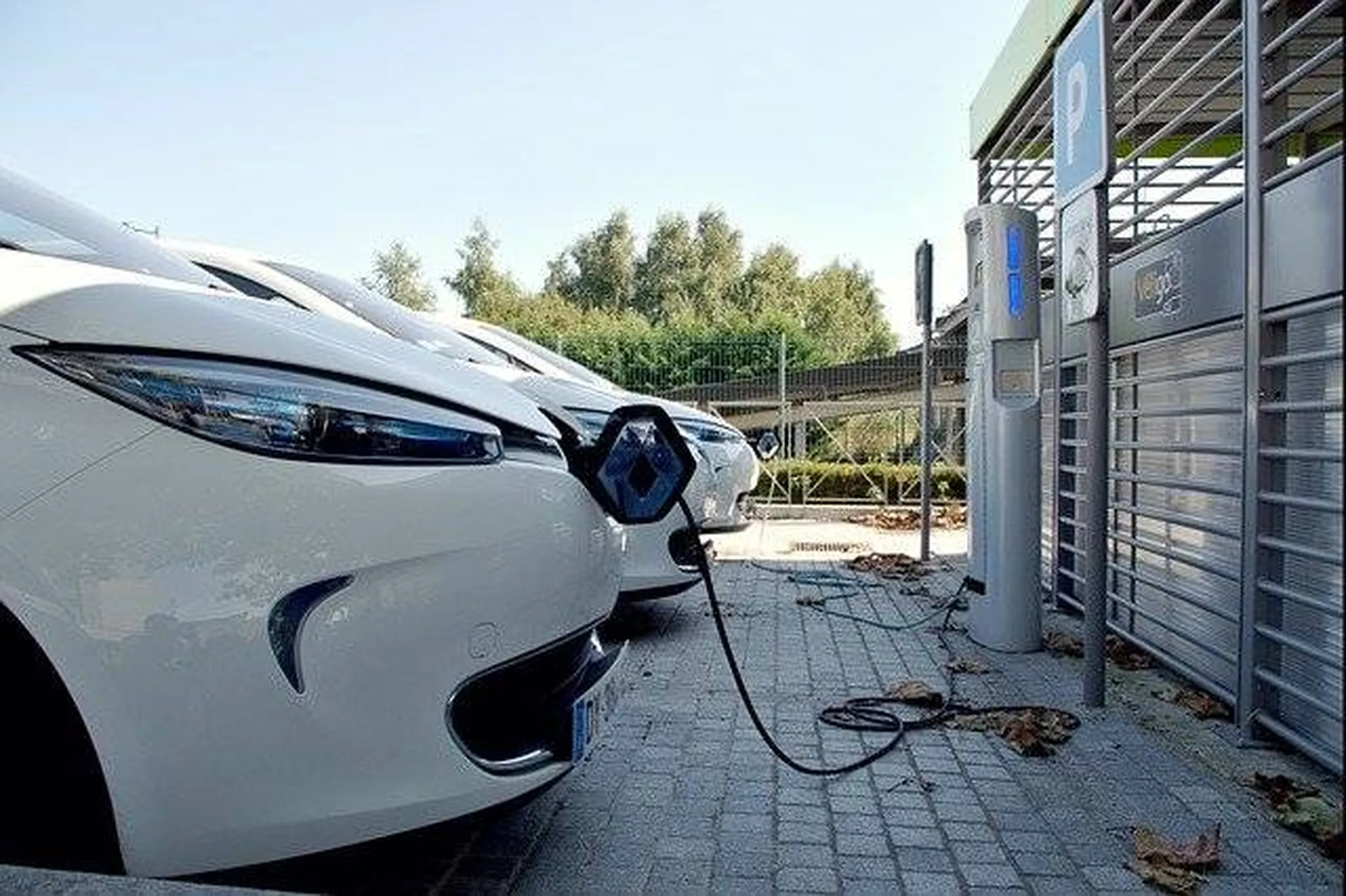 Installation borne de recharge voiture électrique par une entreprise spécialisée en énergie solaire à Aix-en-Provence