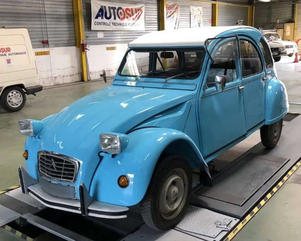 Contrôle technique d'une 2CV chez Autosur Martigues, centre de contrôle technique près de Fos-sur-Mer