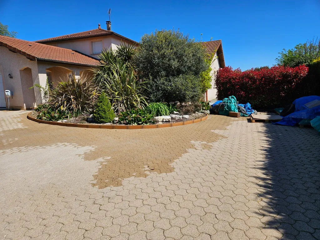 Création sur mesure d'une bordure paysagère sur cour pavée à Cailloux-sur-Fontaines (69) proche de Lyon