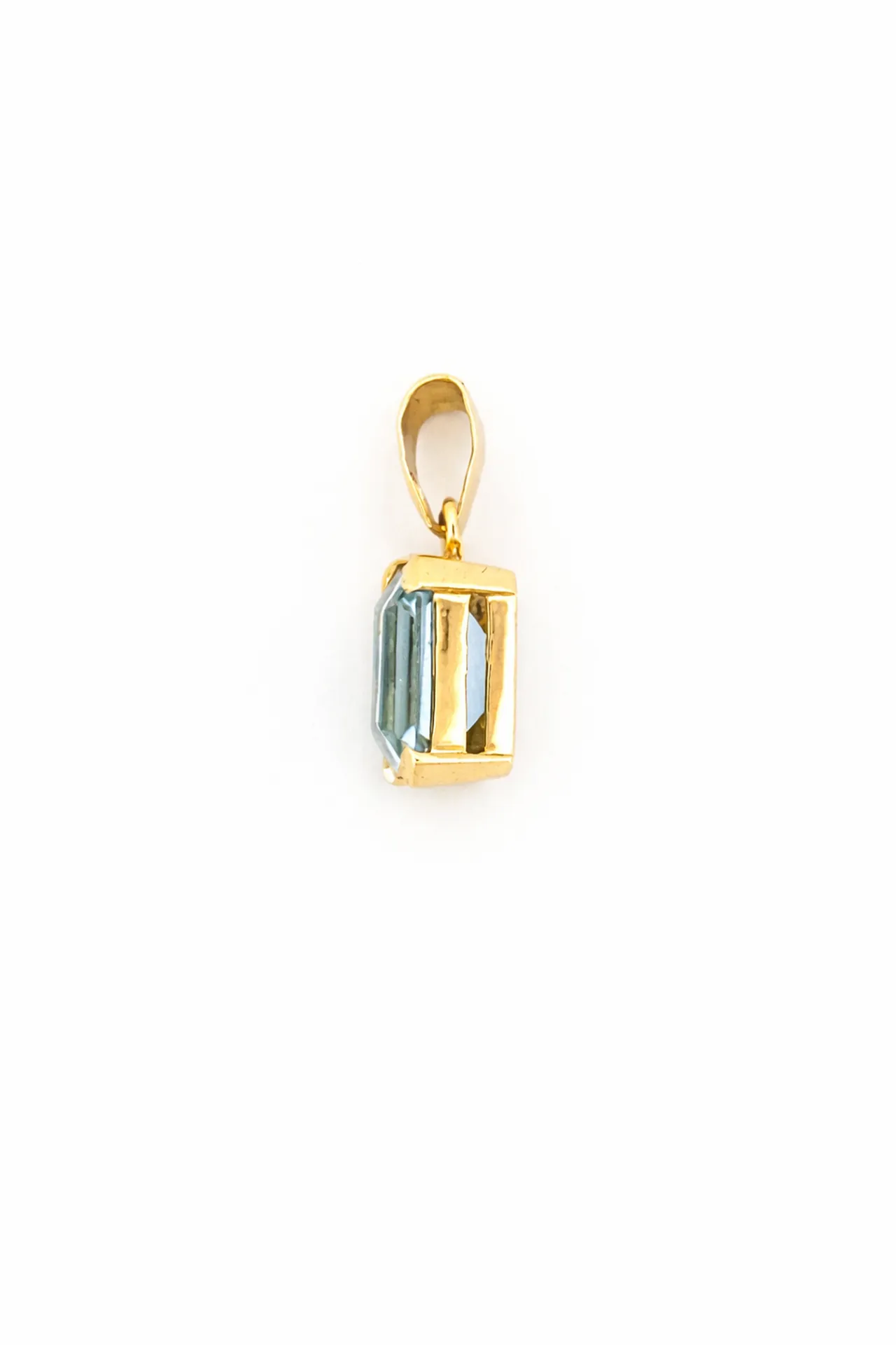 Pendentif topaze bleu clair 10x8 mm en or 18 carats disponible en dépôt vente chez Or Ligne Bassin d Arcachon