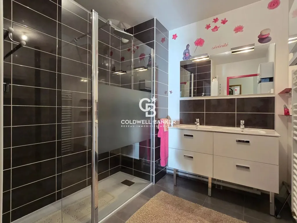 investir dans un appartement récent et calme avec extérieur et stationnements privés au Mans