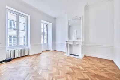 Cheminée en staff - refaite entièrement avec miroir trumeau intégré 