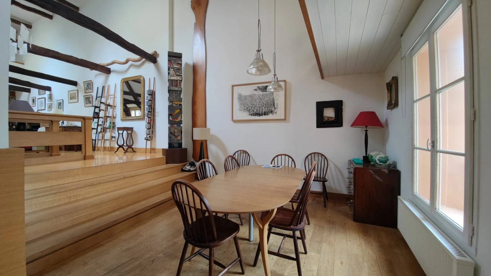 A vendre : Atmosphère d'Autrefois à l'Atelier - L'atelier de ce triplex évoque les métiers d'antan, rappelant les artisans qui ont façonné l'histoire de Dieppe à travers les siècles.