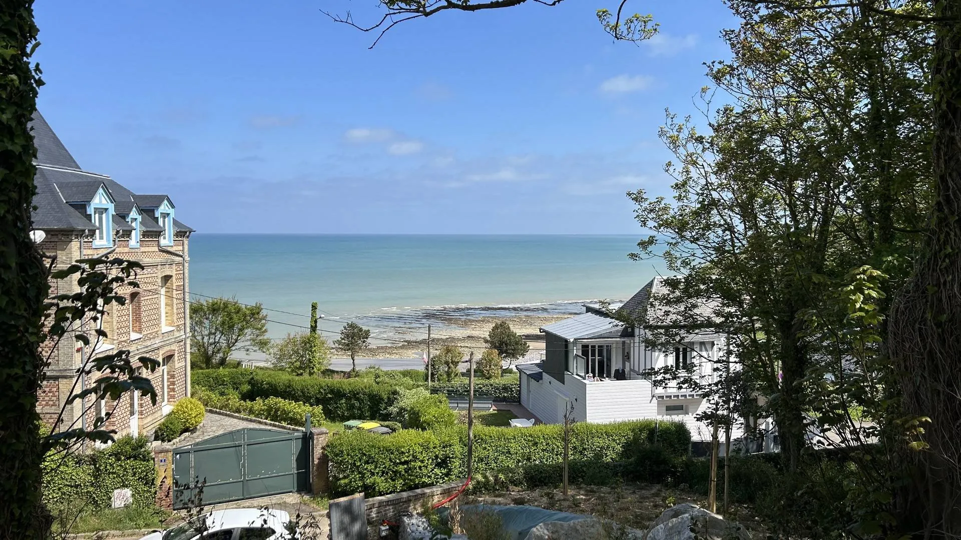 Vends : terrain viabilisé avec accès réalisé, emplacement recherché entre campagne et mer.