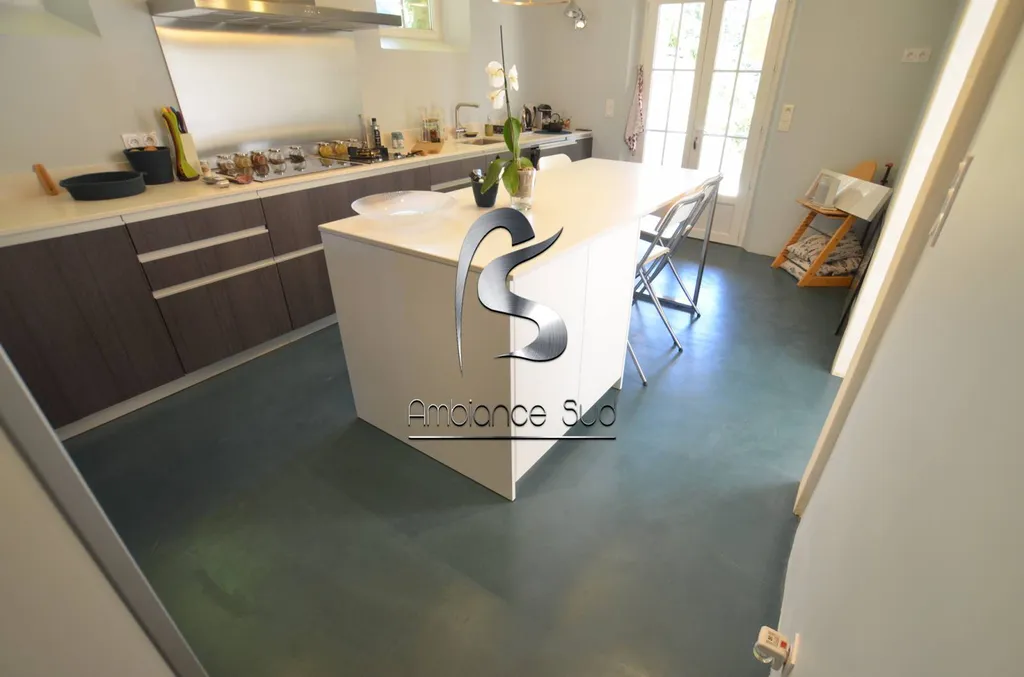 Rénovation et recouvrement d’un carrelage de cuisine avec du béton ciré taloché à Saint Tropez dans le Var