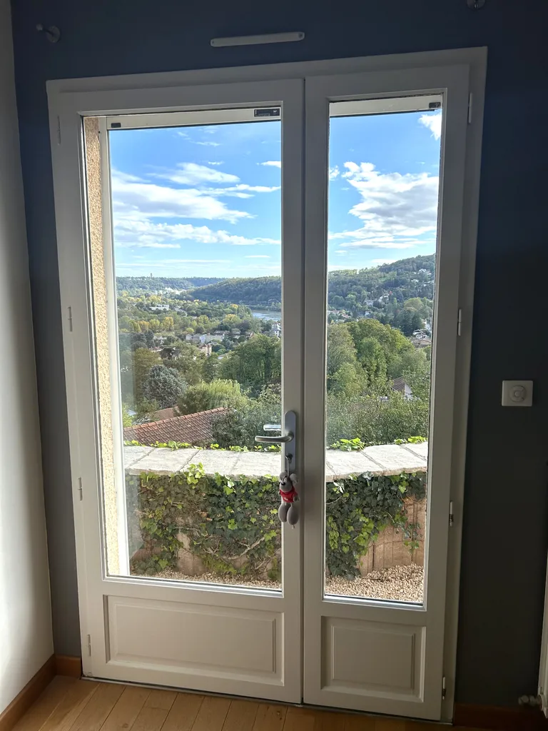 Anciennes fenêtres en bois avant remplacement dans une maison à Couzon-au-Mont-d’Or (Rhône 69) responsables de déperditions thermiques importantes