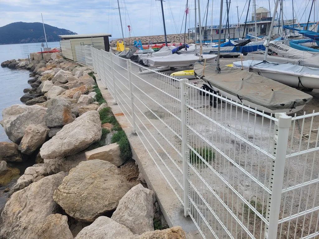 Réalisation de clôture panneaux rigides en bord de mer pour délimiter un port de pêche près de Toulon dans le Var