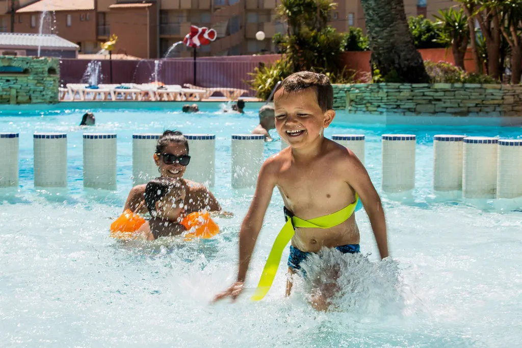  jacuzzi et de la piscine chauffée en camping bord de plage proche du Cap d'Agde à Vias -Plage