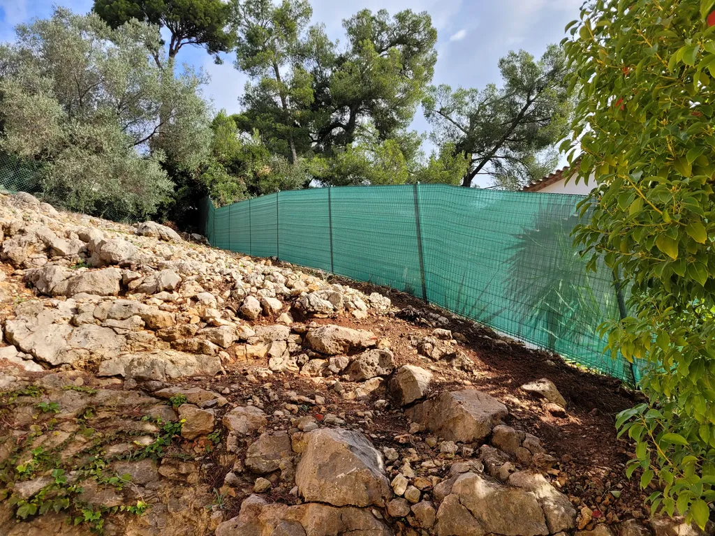 Intégration de tissu brise-vue simple avec 40% d'occultation sur clôtures dans une villa à Carqueiranne proche Toulon