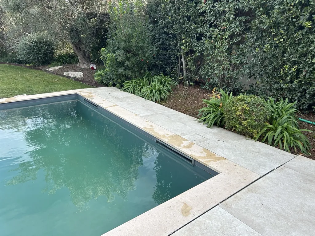 Recherche de la perte d'eau sur une piscine carrelée à Vierzon dans le Cher sans destruction et sans vider le bassin