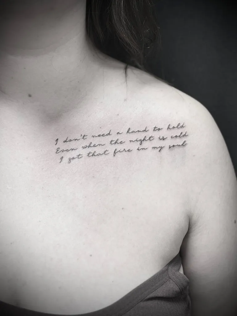 tatouage fin, écriture fines et légère à Craponne