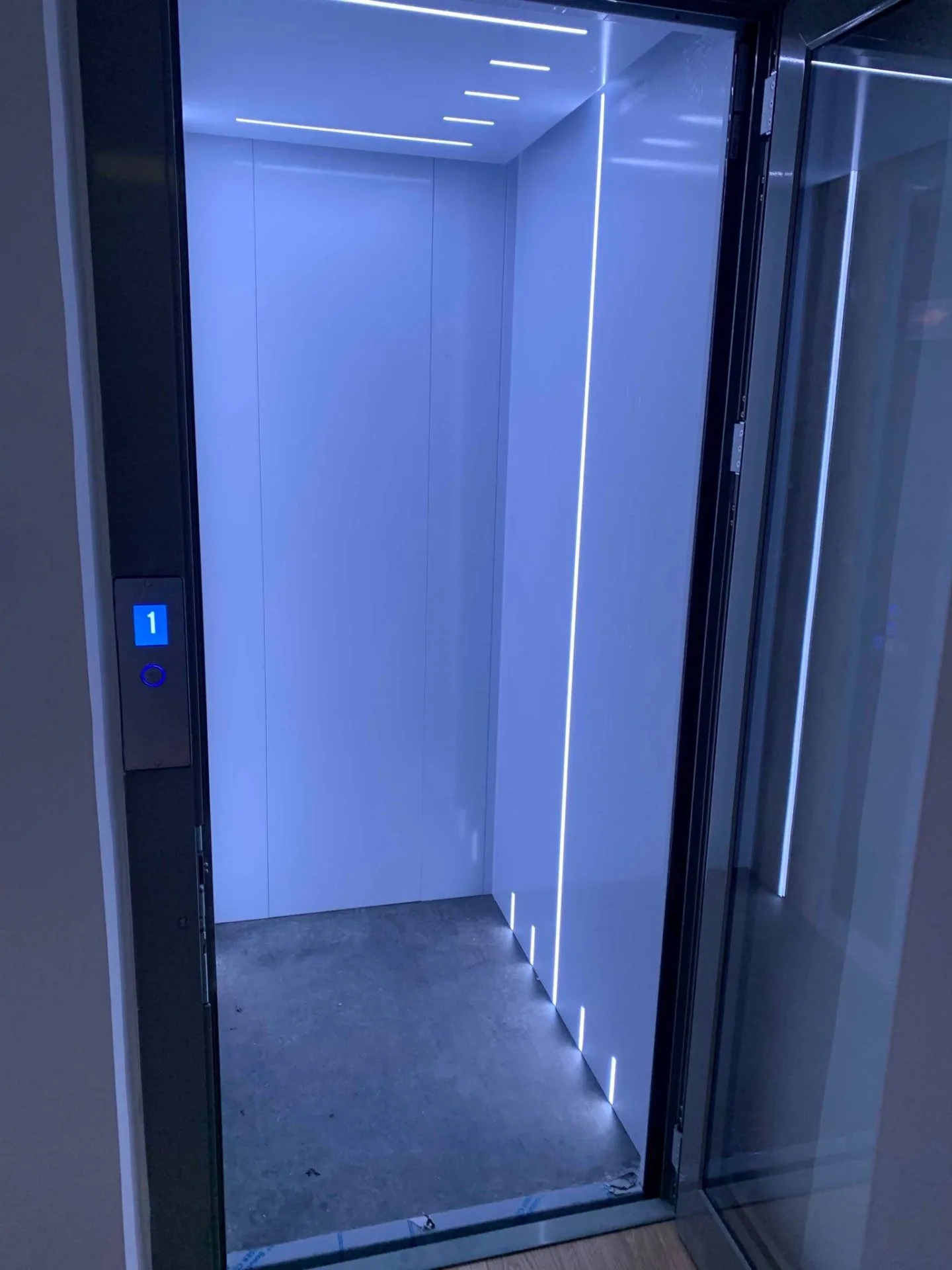 finesse des matériaux de cet ascenseur de maison VIMEC E20 installé à St Cyr sur Mer près de Marseille