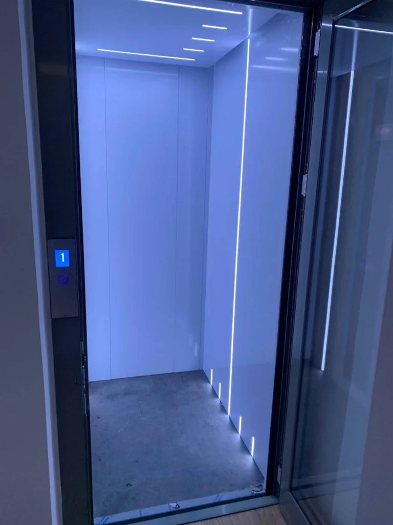 finesse des matériaux de cet ascenseur de maison VIMEC E20 installé à St Cyr sur Mer près de Marseille finesse des matériaux de cet ascenseur de maison VIMEC E20 installé à St Cyr sur Mer près de Marseille