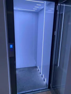 finesse des matériaux de cet ascenseur de maison VIMEC E20 installé à St Cyr sur Mer près de Marseille