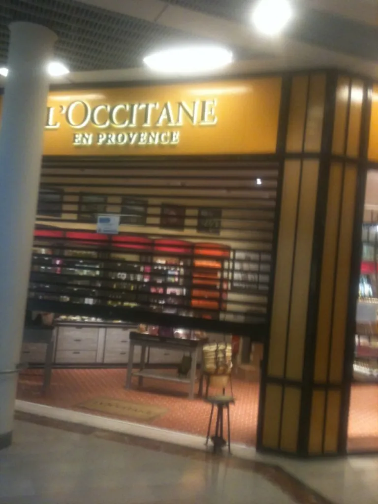 Agencement de magasin en menuiserie métallique