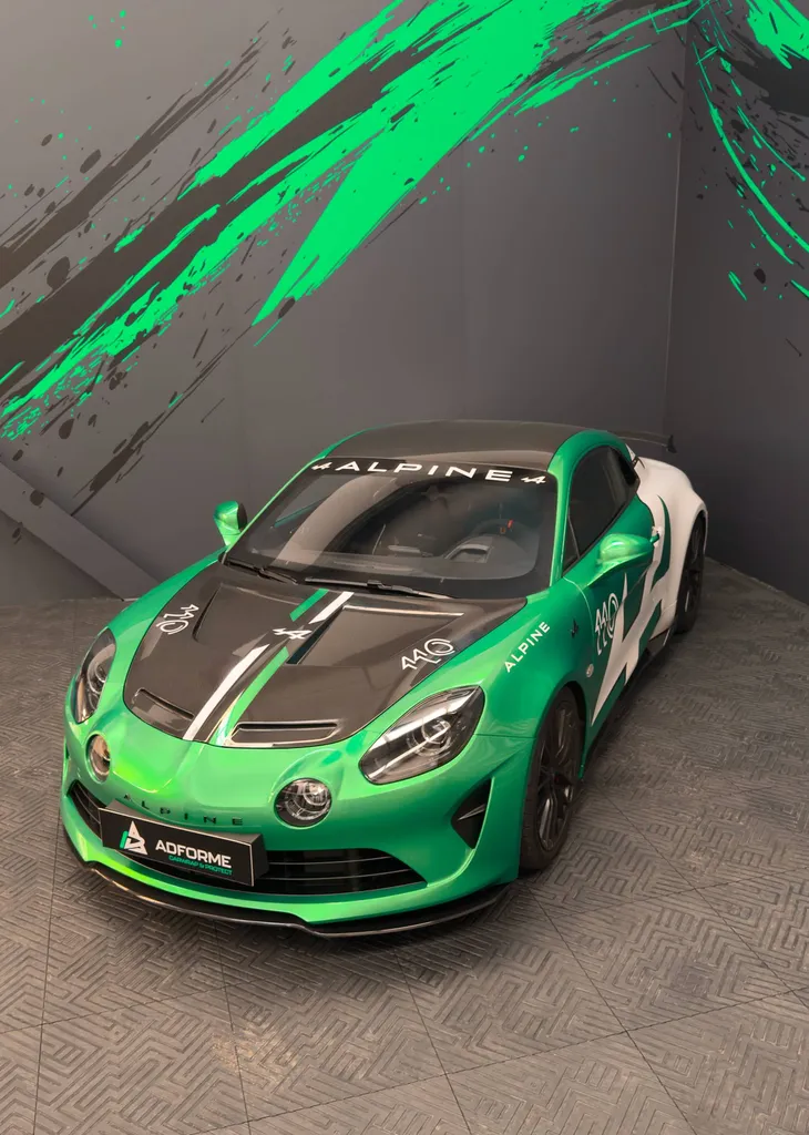 Covering bi‑ton Alpine A110R à Limonest vue avant 	2.	Pose du film adhésif sur Alpine A110R bi‑ton 	3.	Finition du covering Alpine A110R avec contraste vert et blanc 	4.	Détails du film de protection et style bi‑ton Alpine A110R 	5.	Alpine A110R entiè