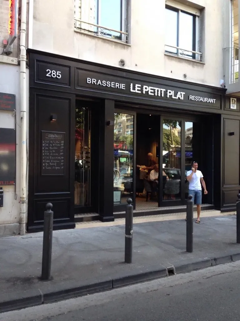 Créer une devanture en bois élégante et contemporaine pour valoriser l’image de votre brasserie ou restaurant à Marseille