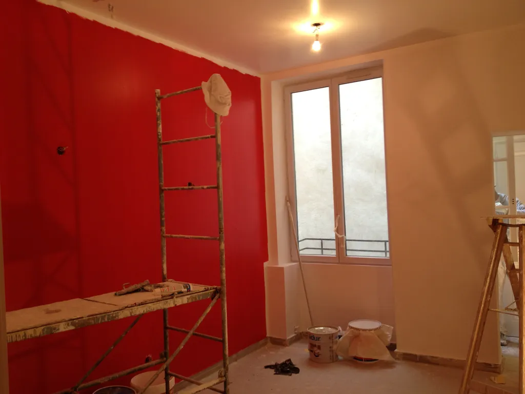 Travaux de peinture moderne en cuisine lors de la rénovation d’un appartement haussmannien