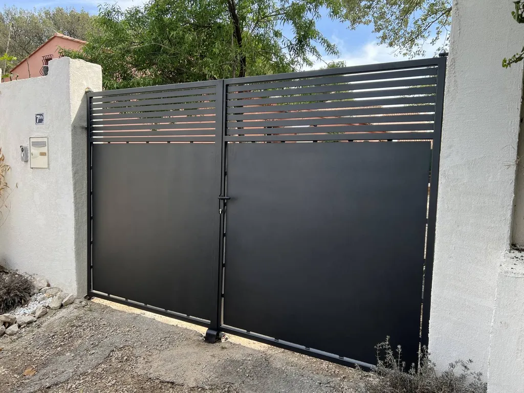 Fabrication et installation d'un portail sur mesure en acier Thermolaqué noir à Velaux près d'Aix en Provence