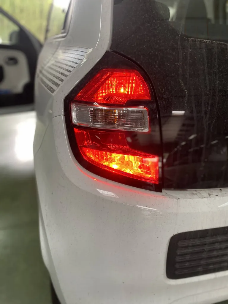 Les feux de brouillard arrière doivent fonctionner et émettre une couleur rouge pour ne pas bloquer votre véhicule en contre visite chez Autosur Martigues