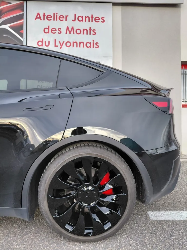 Changement de teinte pour une Tesla Model Y de Lyon