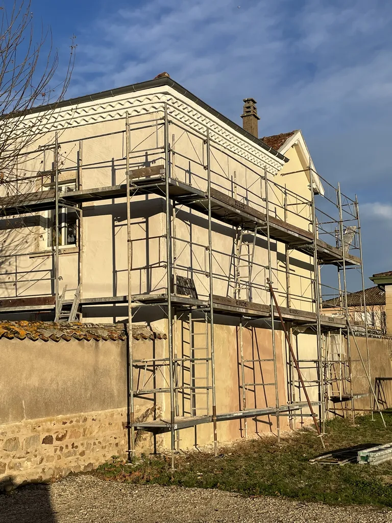 Isolation thermique par l’extérieur (ITE) d'une maison avec ravalement de façade réalisée à Belleville-en-Beaujolais pour améliorer la performance énergétique