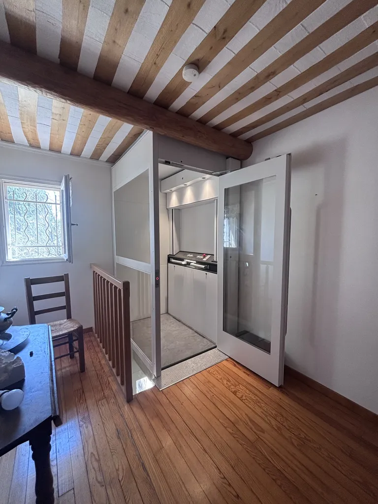 Qui peut dire qu'il y avait un escalier en colimaçon avant l'installation de cet élévateur vertical NAMILIFT PL501 dans cet maison en Avignon