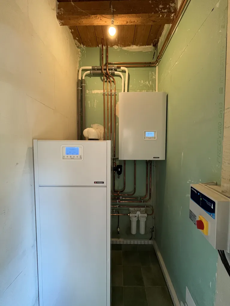 L'unité intérieure murale de la pompe à chaleur et la chaudière au propane et son préparateur d'eau intégrée de 80 litres