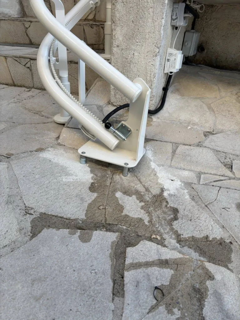 Départ spécifique pour ce fauteuil monte escalier OTOLIFT TWO adapté pour l'extérieur installé à Marseille dans un escalier tournant