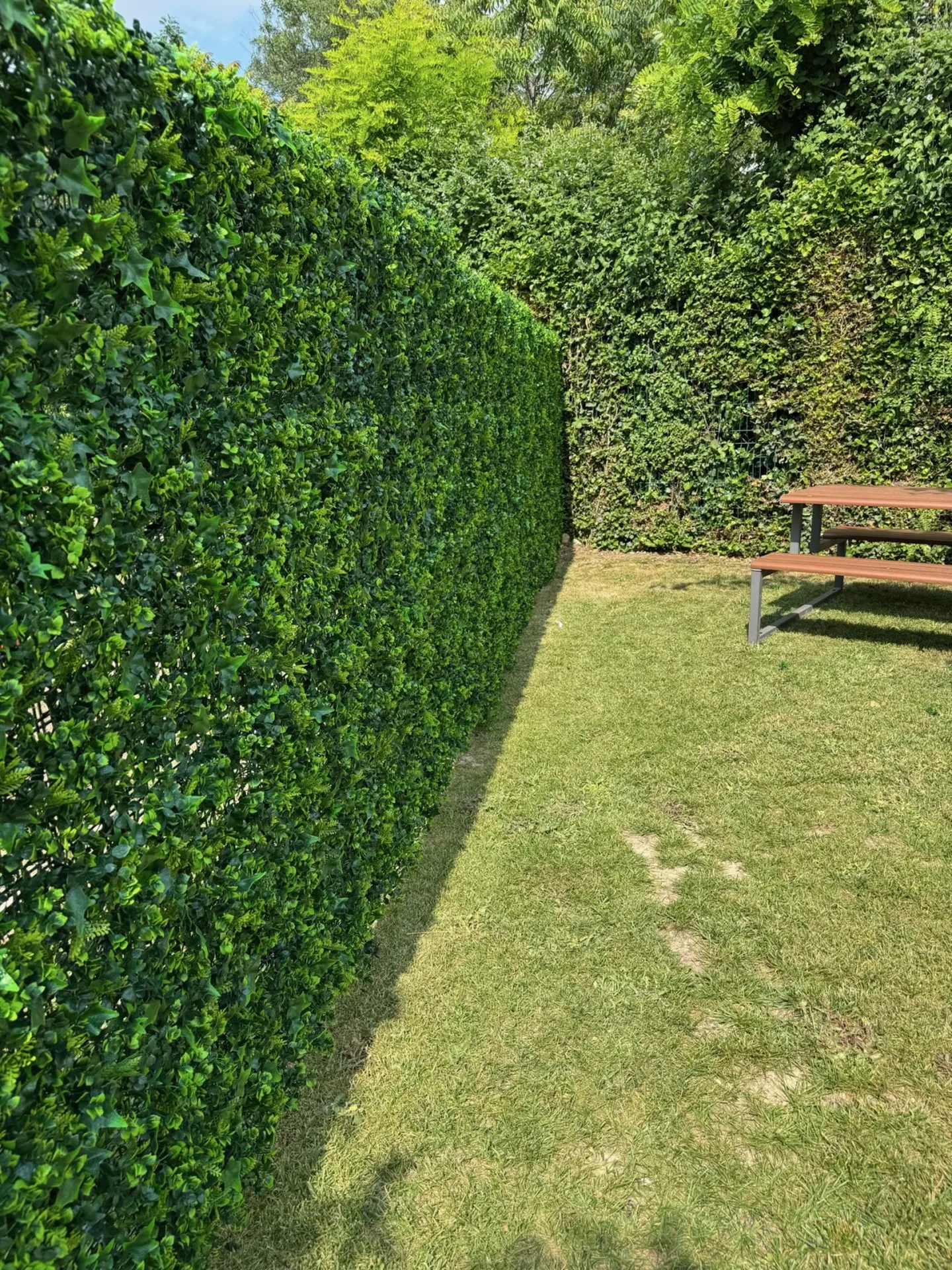 Brise vue, haie artificielle en feuillage plastique pour une société sur Venelles