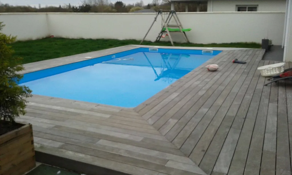 Entreprise pour la pose d'une terrasse bois au Taillan Médoc.