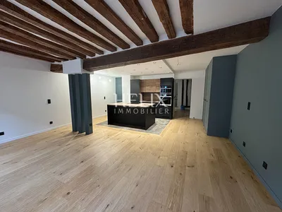 magnifique poutre apparente dans un appartement de prestige