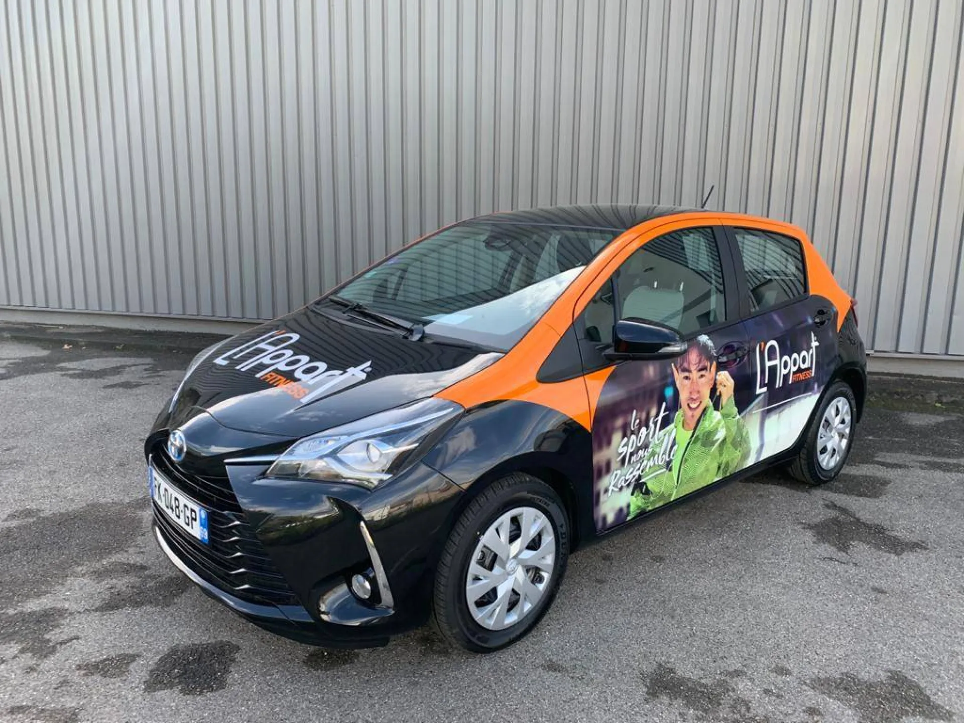 Flocage de véhicule publicitaire par covering pour flotte de véhicules d' entreprise à Lyon en Région Rhône Alpes