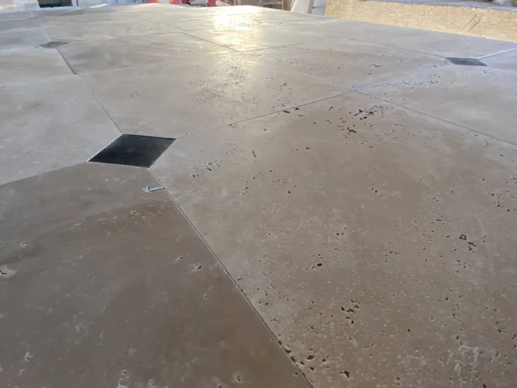 La pierre de Travertin est une roche sédimentaire dure pour dallage extérieur et intérieur, margelle, escalier