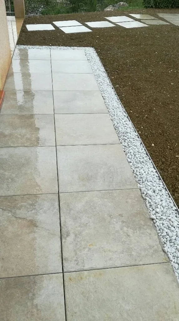 Contour en dallage pour terrasse de maison 