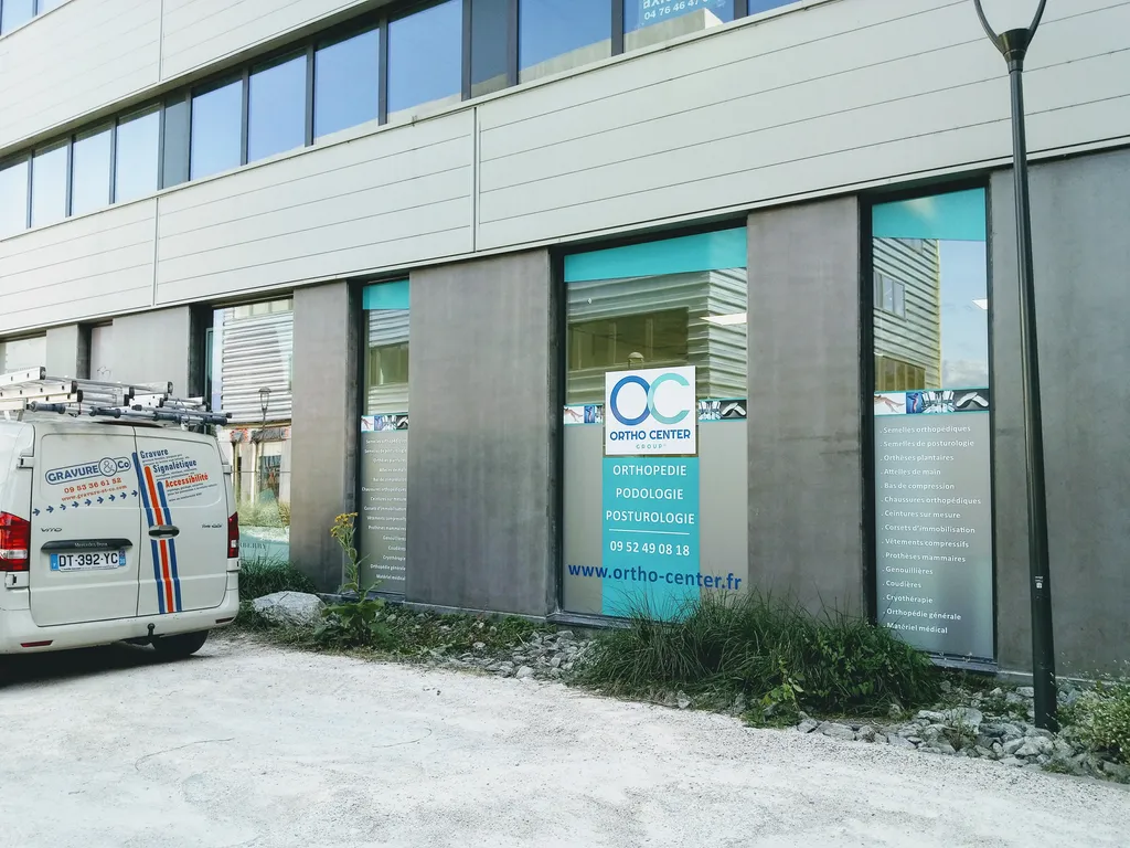 Création et pose de signalétique de façade professionnelle pour le centre Ortho Center à Lyon 4 Croix-Rousse afin de renforcer visibilité et orientation