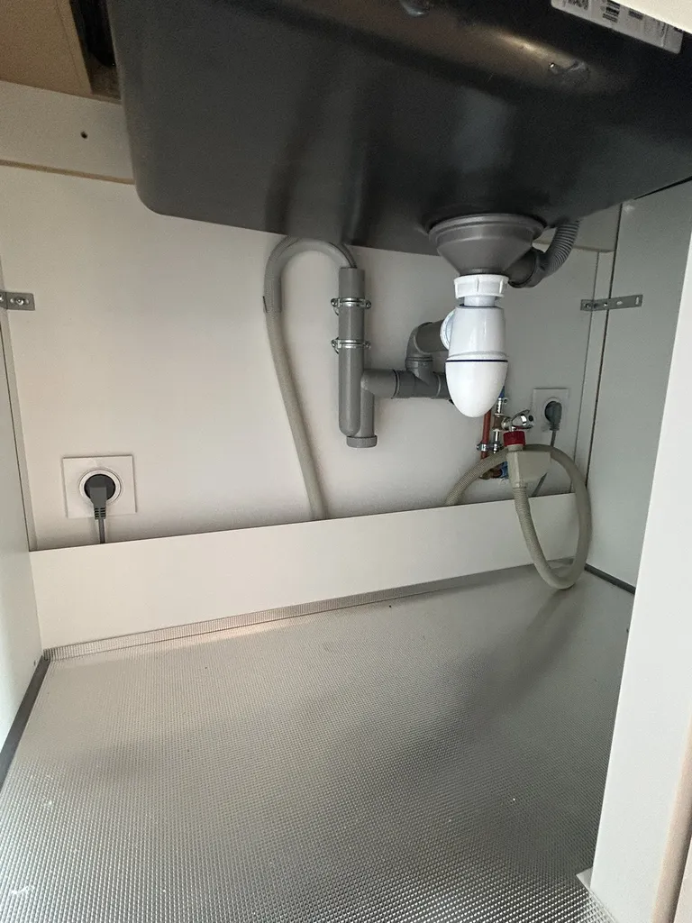 Installation de la plomberie et des évacuations sous évier lors d’une rénovation globale de maison à Caluire-et-Cuire (Rhône – 69)