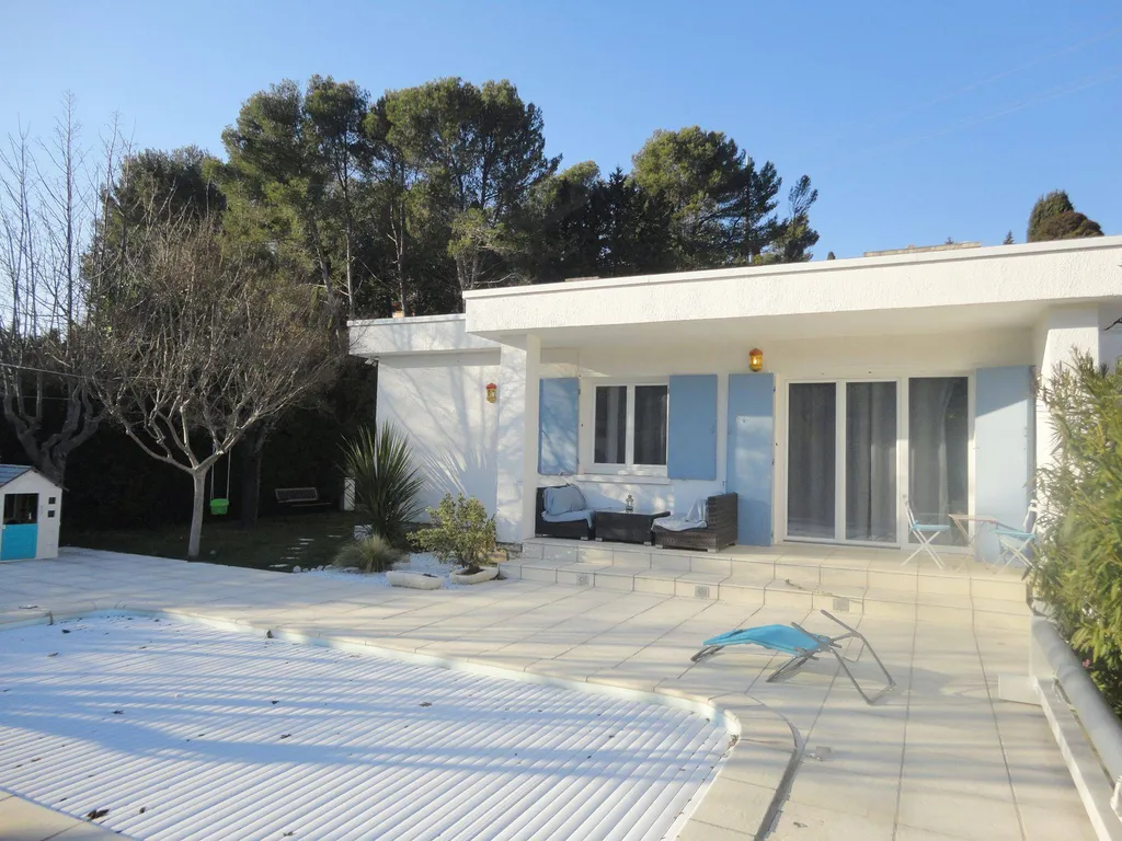 Maison à vendre Carnoux en Provence de plain pied, au calme, pas de vis à vis, piscine, garage