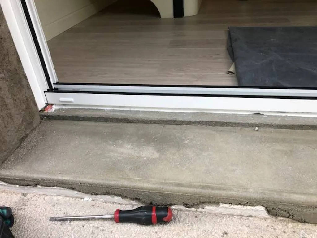 Agrandissement et remplacement d'une porte fenêtre PVC en coulissant deux vantaux en Aluminium à Corbas région Rhône Alpes Auvergne