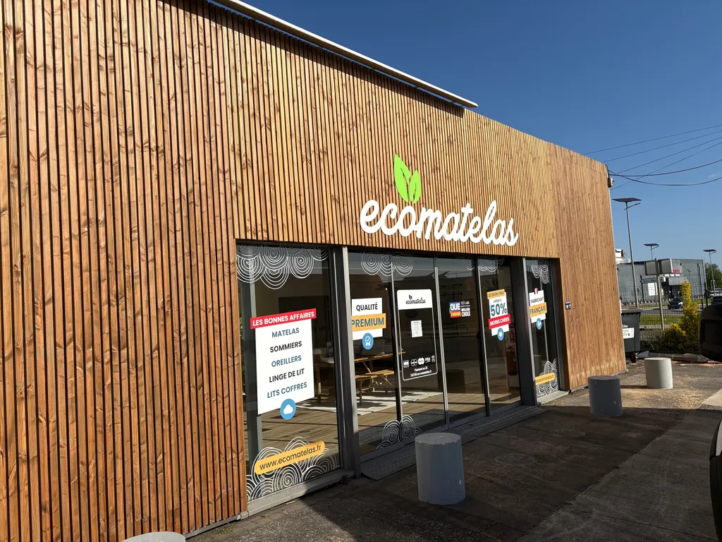 Rénovation de façade en bardage bois Douglas et aménagement intérieur de magasin à Mauguio pour l'enseigne ECOMATELAS