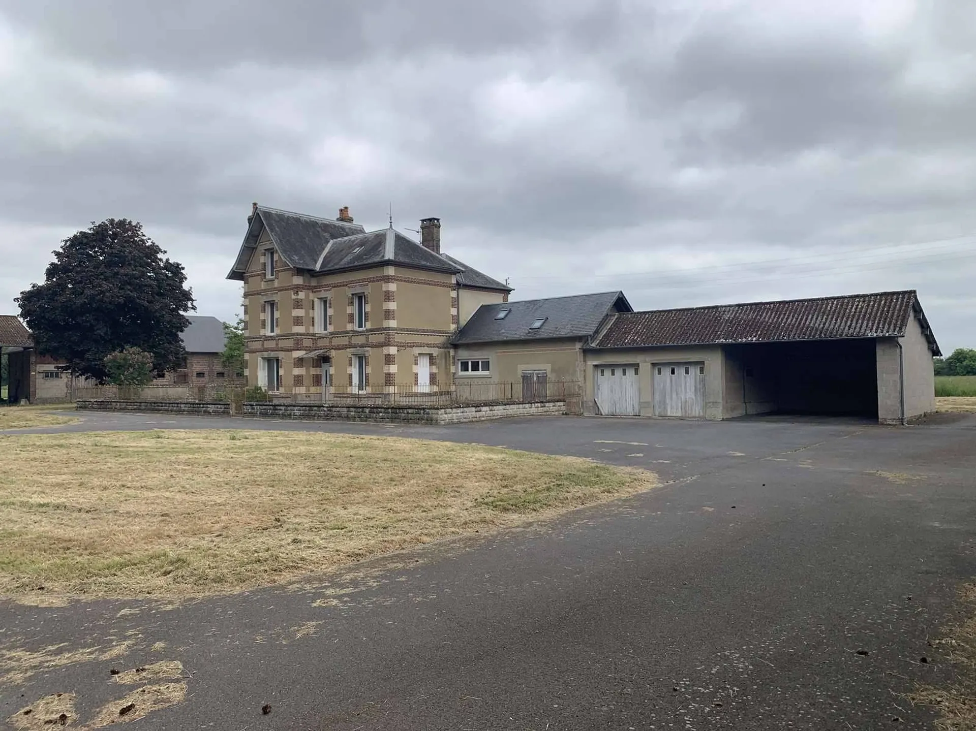 Entre VIMOUTIERS (61120) et ORBEC (14290), A VENDRE HARAS avec 39 ha