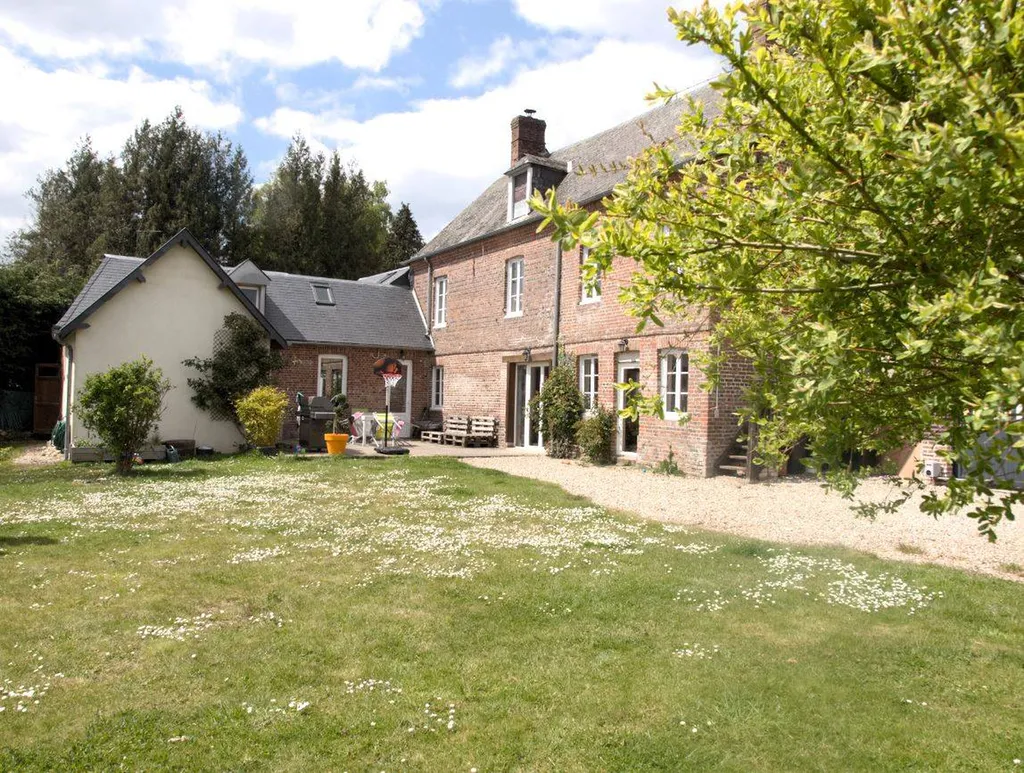 A vendre, à moins de 10 km des commerces, cette maison de caractère rénovée de 220 m² habitables bâtie sur une cour plantée de 825 m², en Normandie.