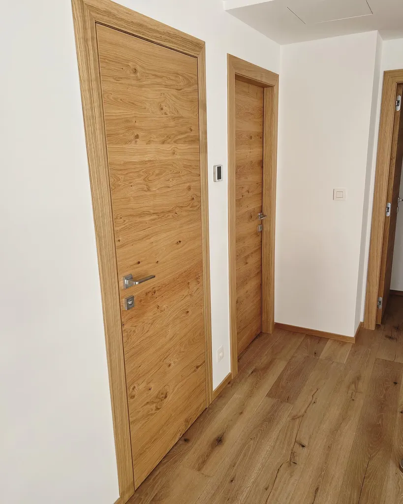 Pose de portes intérieures sur mesure en chêne haut de gamme dans une villa contemporaine à Bandol