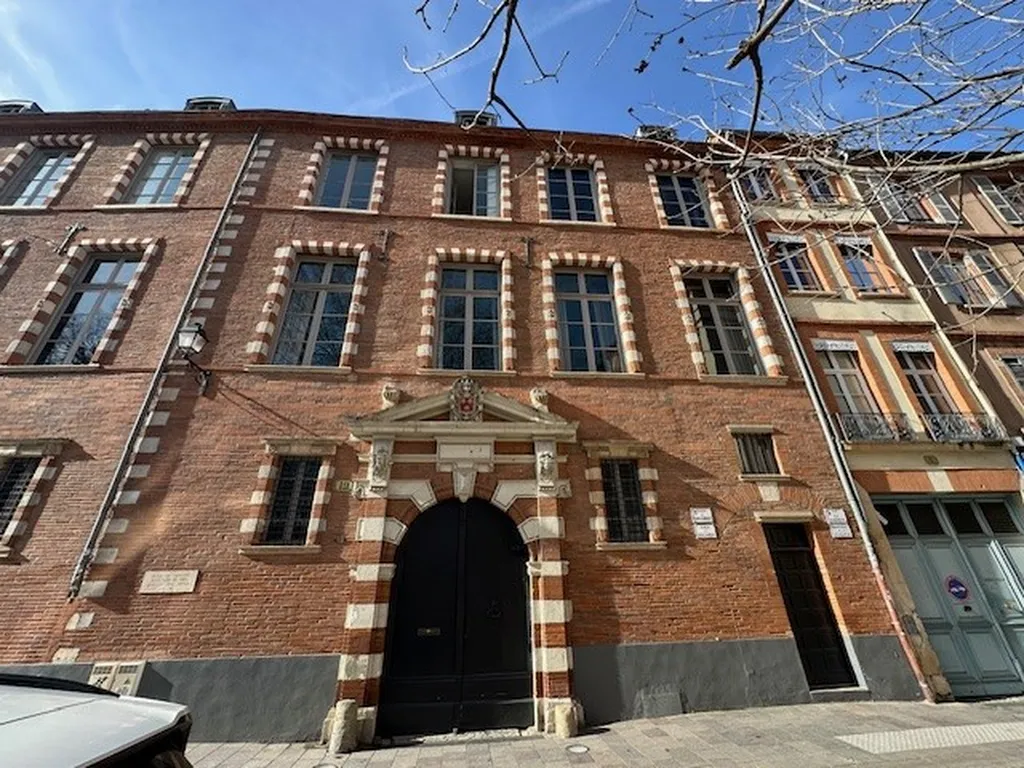 Fenêtres sur mesure : fabrication et pose par un menuisier artisan spécialisé en menuiseries bois, alu et PVC depuis plus de 40 ans à Toulouse